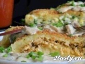 Рецепт Рулет из картофеля с курицей и яйцами под грибным соусом (фото)