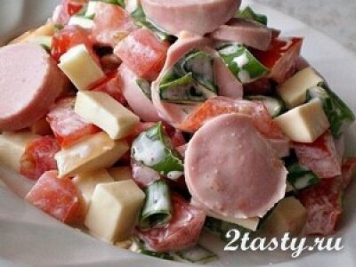 Рецепт Салат из сосисок с помидорами и сыром (фото)
