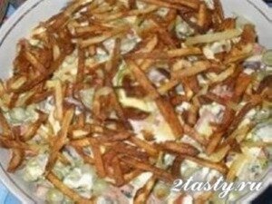Рецепт Новогодний салат с грибами и картофелем фри «Вьюга» (фото)