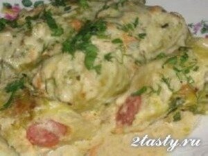 Рецепт Сосиски в капустных листьях с сыром в сметанном соусе (фото)
