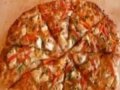 Тайская пицца с курицей и арахисовым соусом