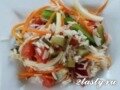 Легкий постный салат из риса и овощей